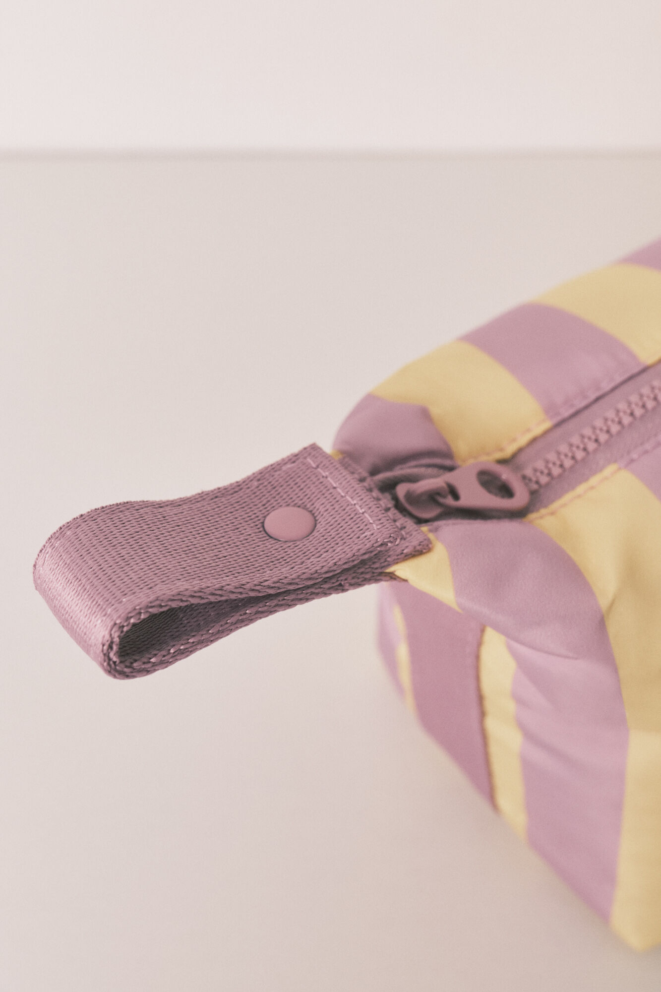 HI&BYE Neceser mediano estampado de rayas lila morado/lila