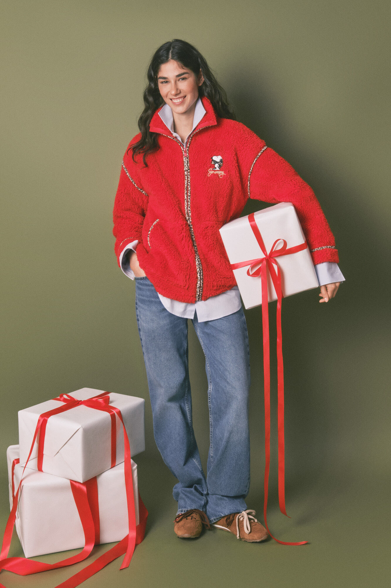 Women'secret Bata roja de borrego con Snoopy bordado