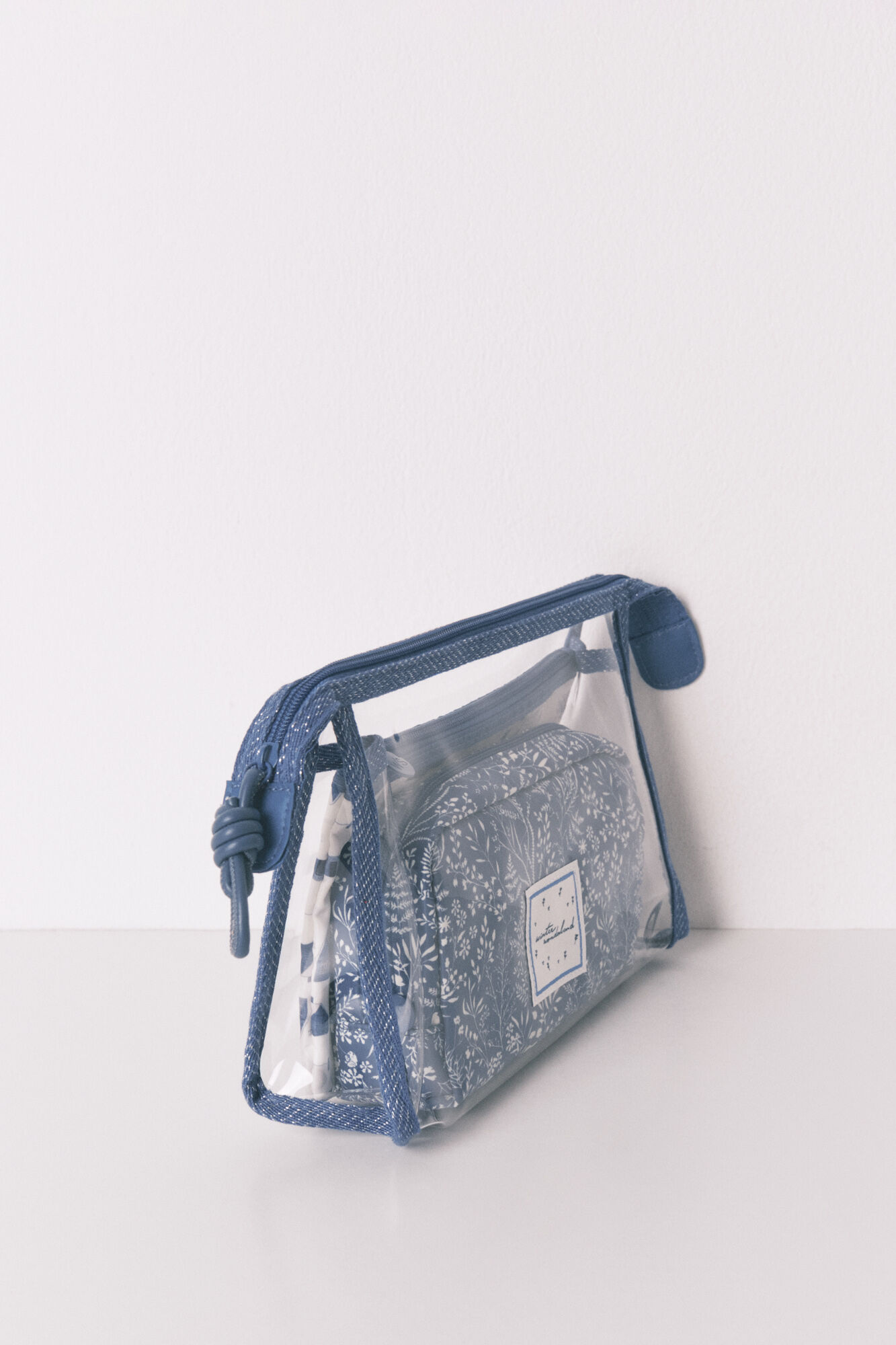 Women'secret Pack de 3 neceseres con estampados surtidos en azul y blanco estampado