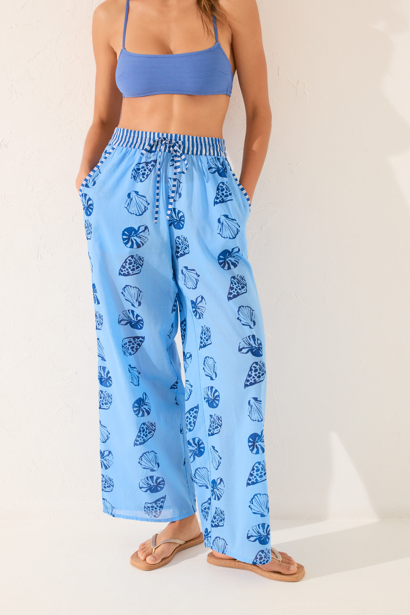 Women'secret Pantal&oacute;n largo azul con estampado de conchas estampado