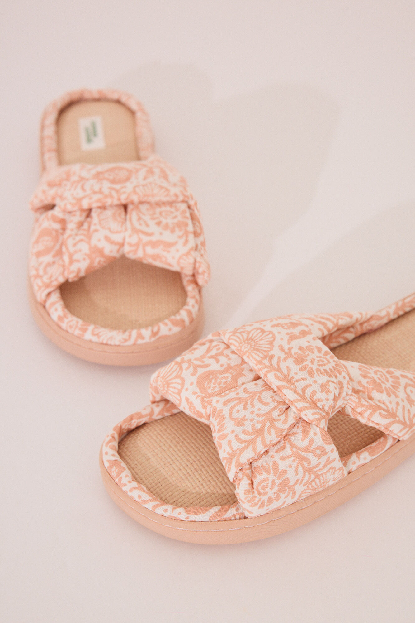 Women'secret Pantuflas para casa con parte superior anudada de rafia color naranja melocot&oacute;n naranja