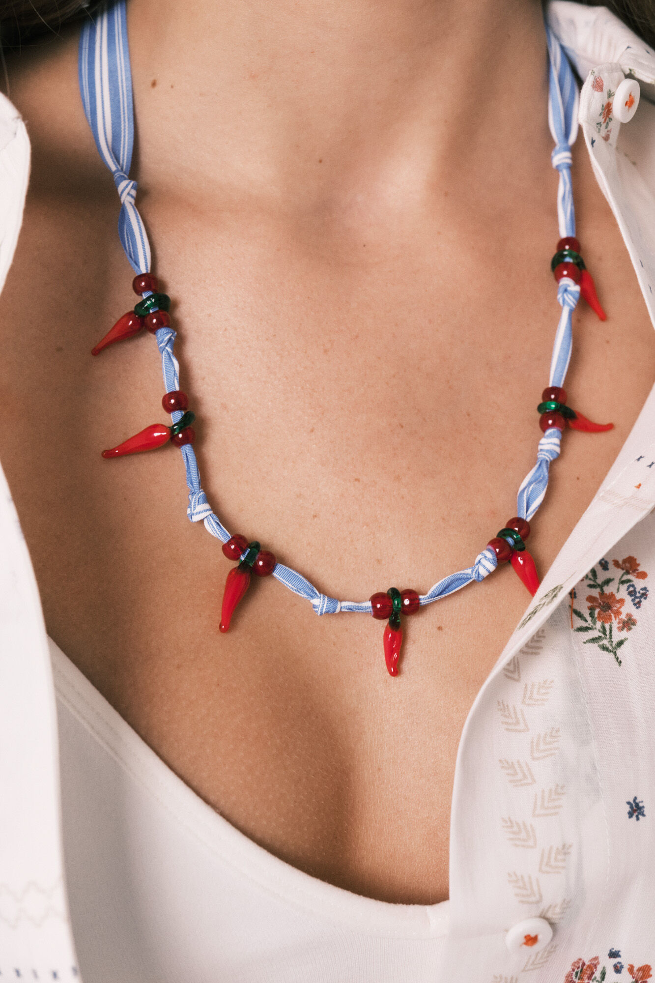 Women'secret Collar de tela con cuentas chili