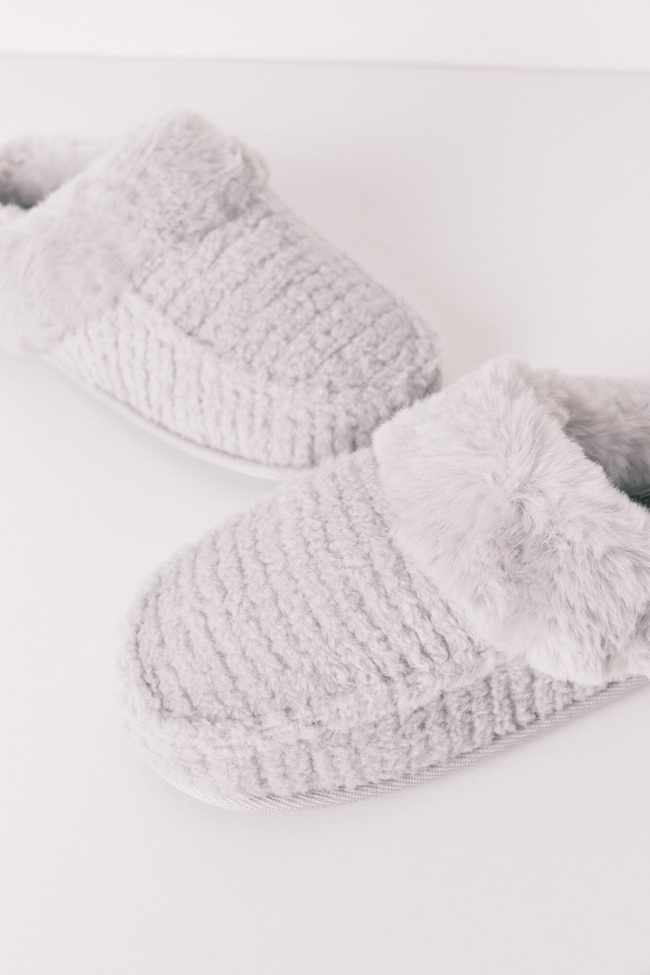 Women'secret Pantuflas para casa de piel con estampado animal gris