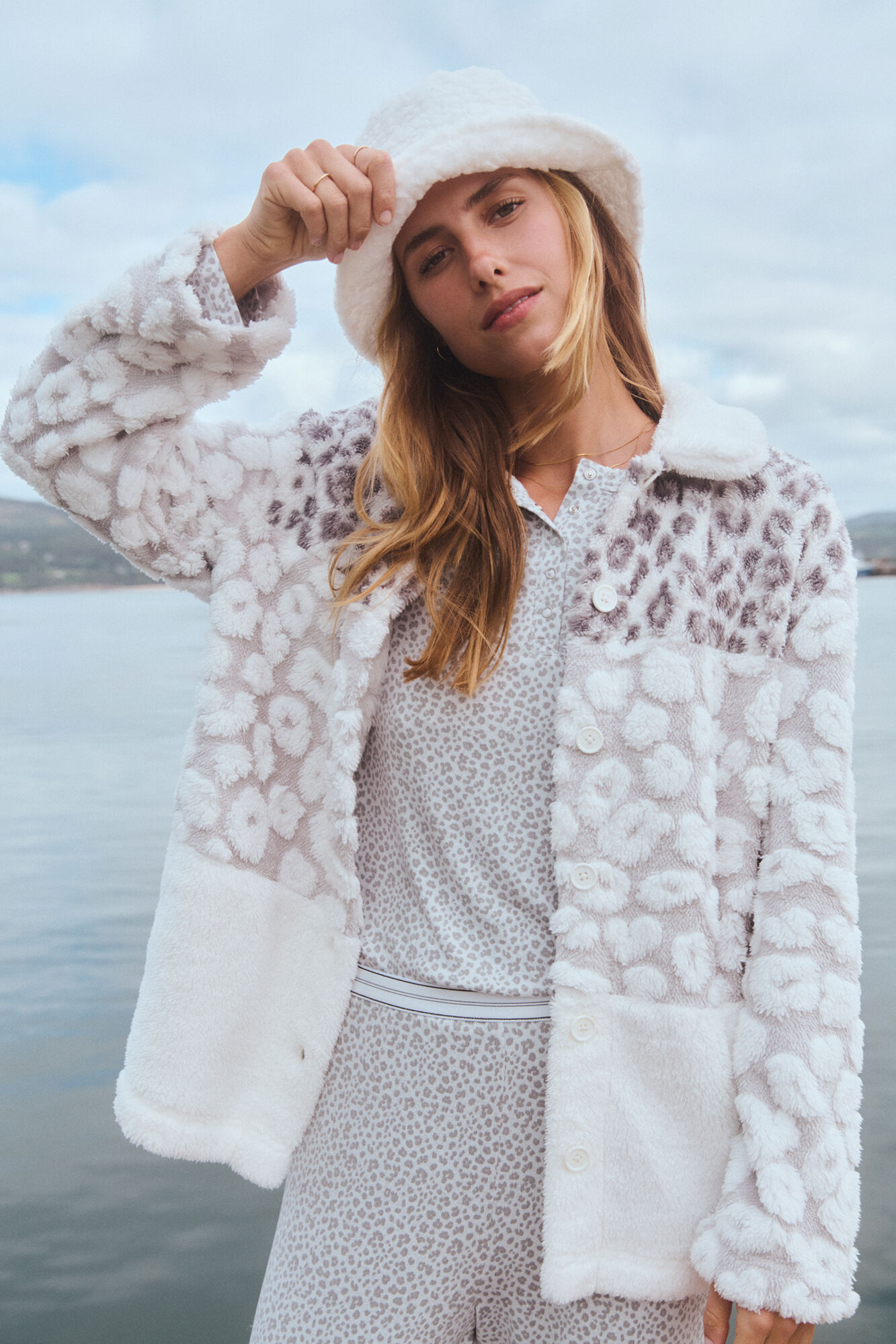 Women'secret Bata short de borrego con animal print tricolor