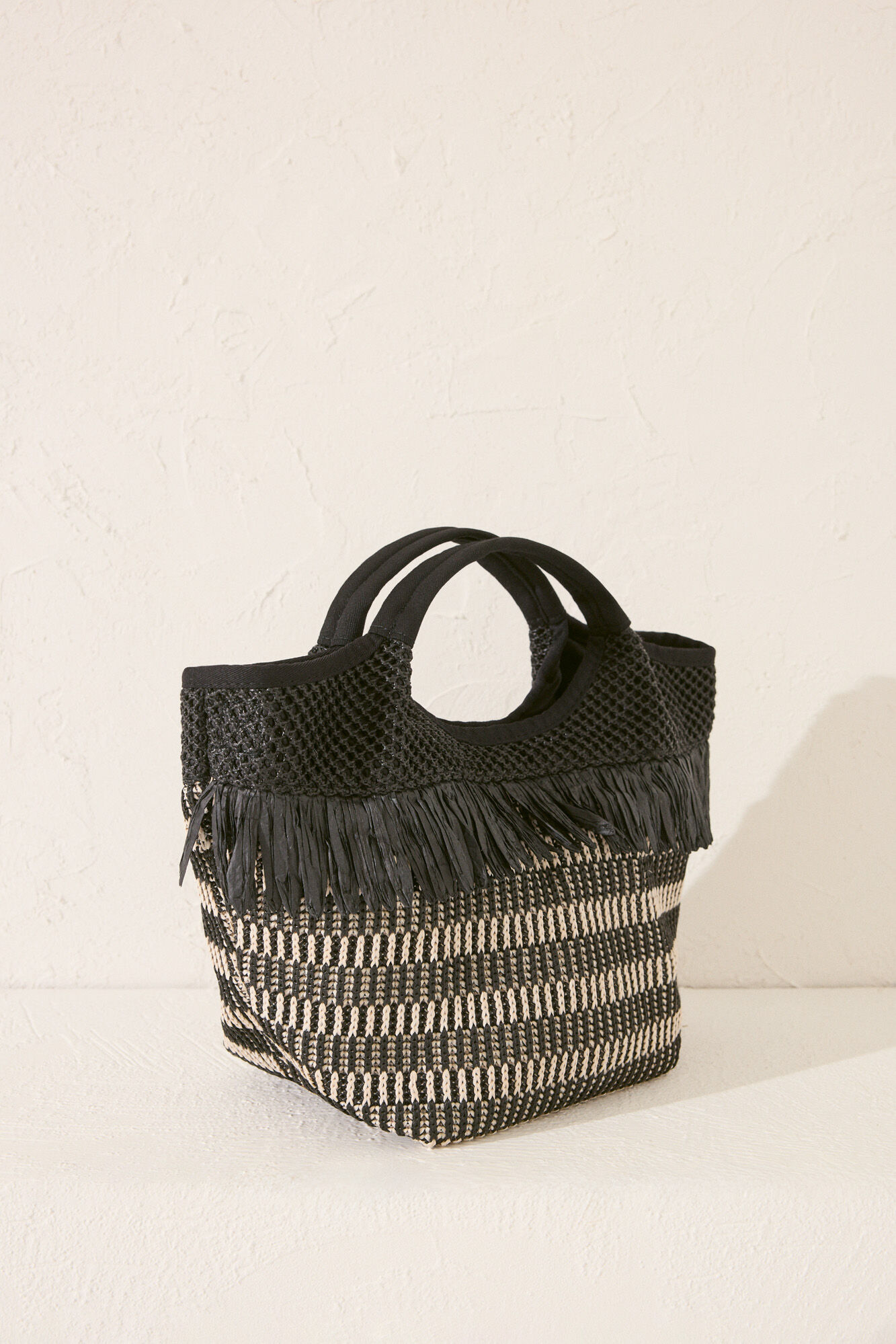Women'secret Bolsa mediana de rafia negra con flecos . caf&eacute;