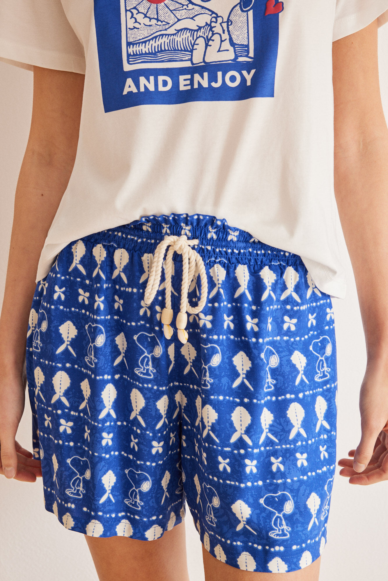 Women'secret Pantal&oacute;n corto viscosa allover Snoopy estampado