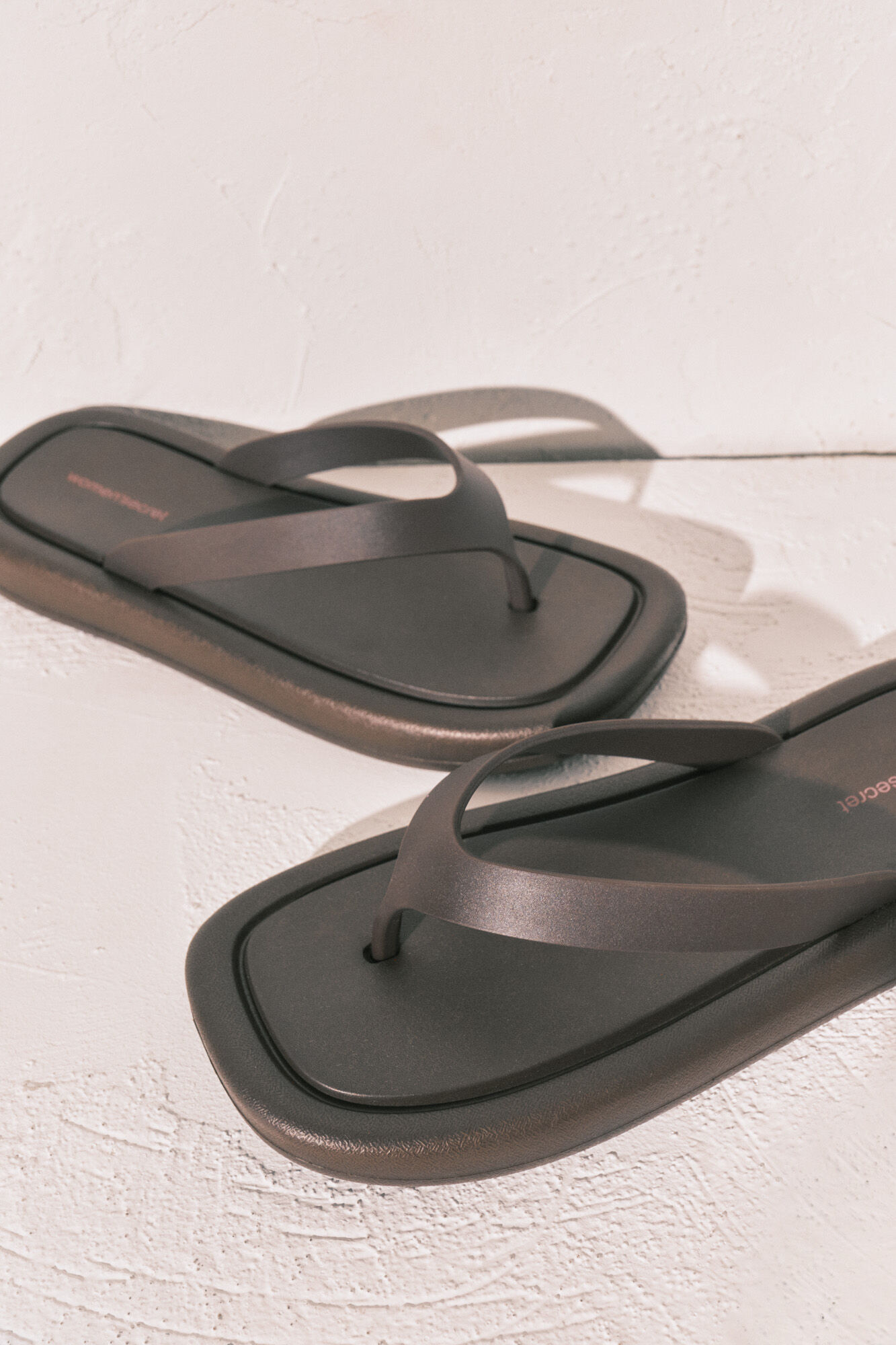 Women'secret Chanclas de suela gruesa de punta cuadrada marr&oacute;n caf&eacute;