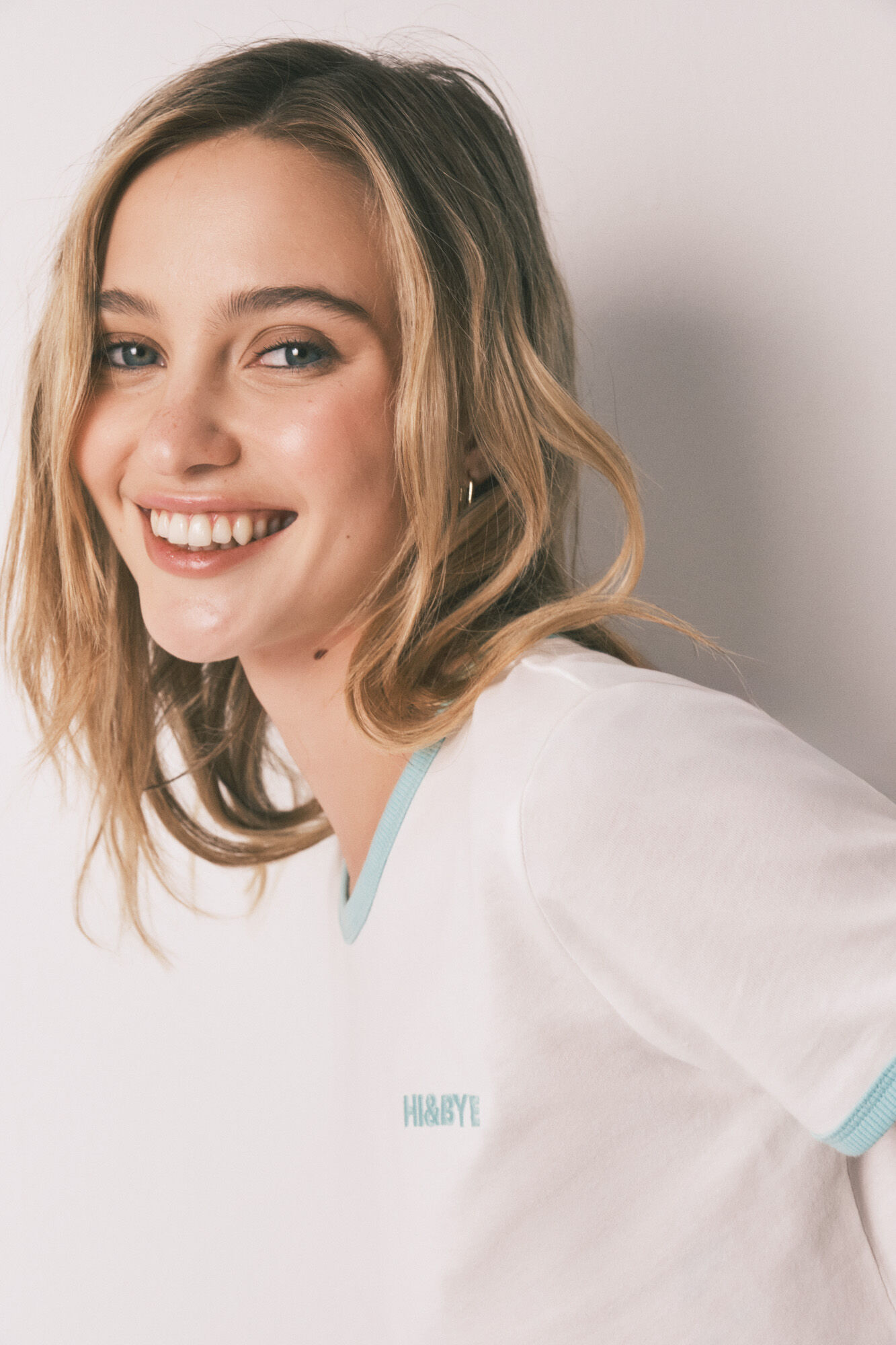 HI&BYE Playera lisa manga corta de 100% algod&oacute;n blanca marfil