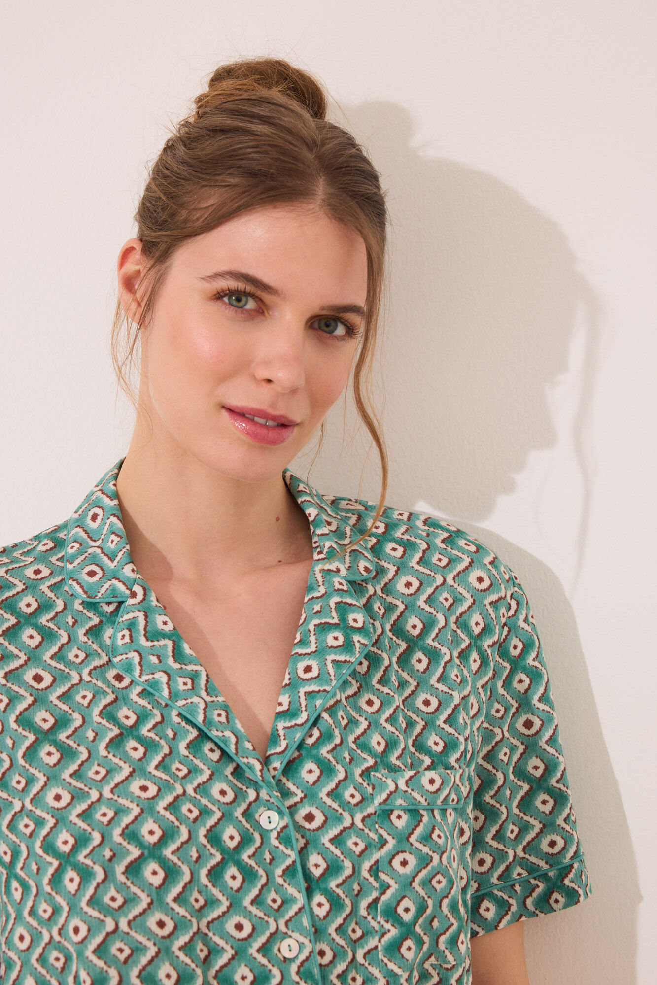 Women'secret Pijama camisera Capri con estampado geom&eacute;trico verde