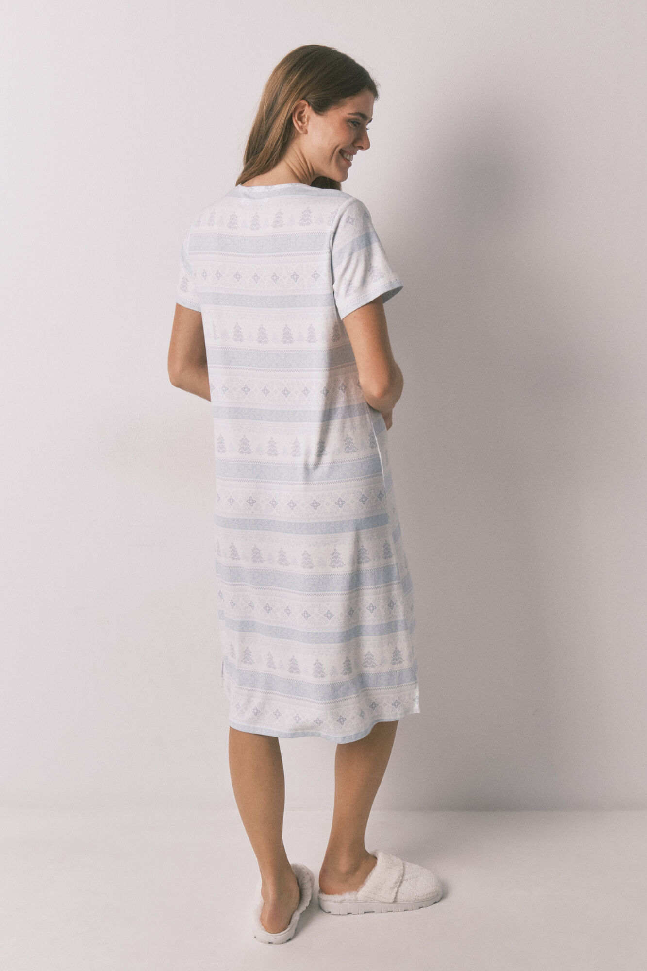 Women'secret Camis&oacute;n midi de tejido suave con estampado cenefa azul