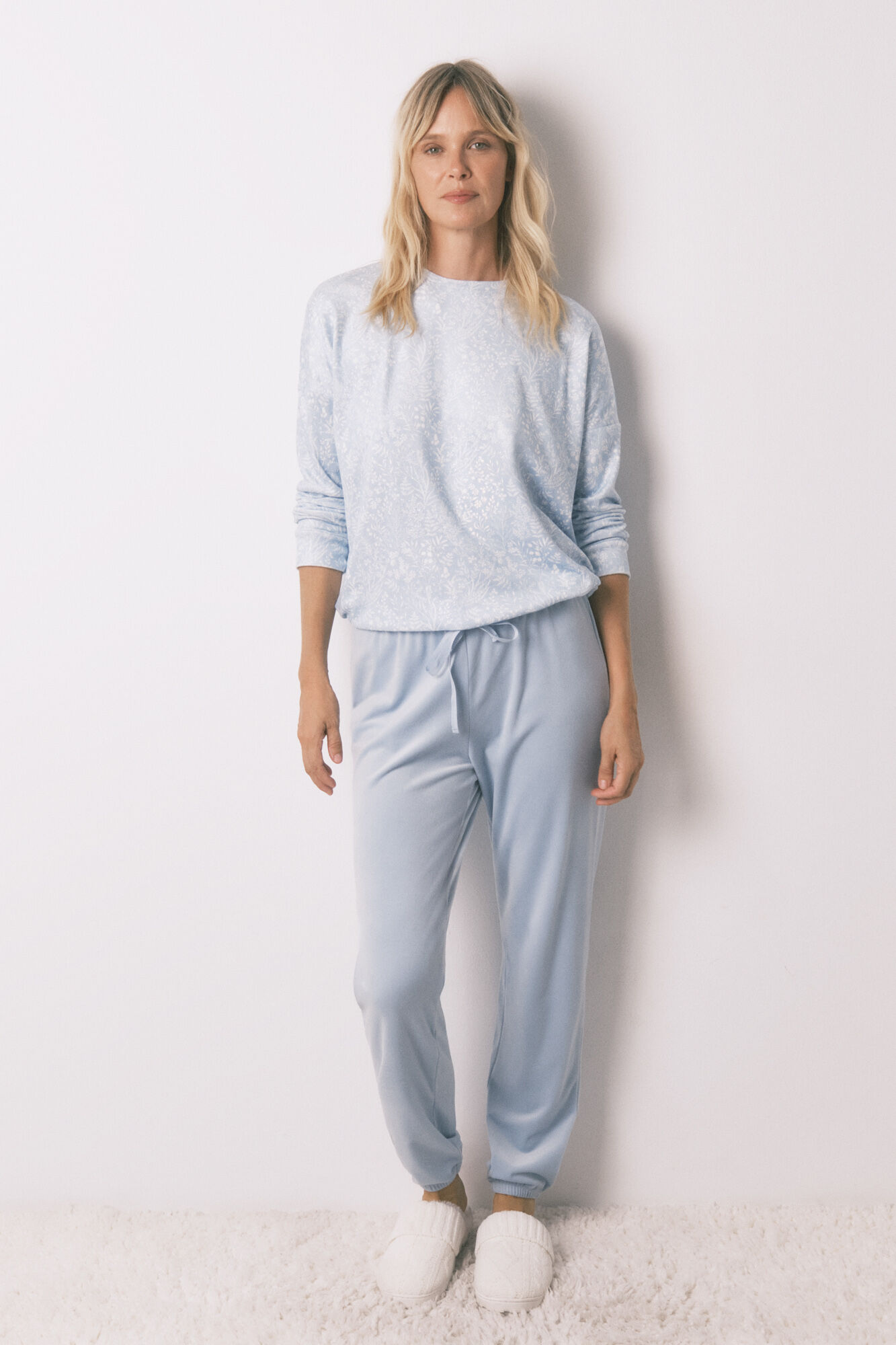 Women'secret Pijama pijama larga de terciopelo con flores de purpurina azul.