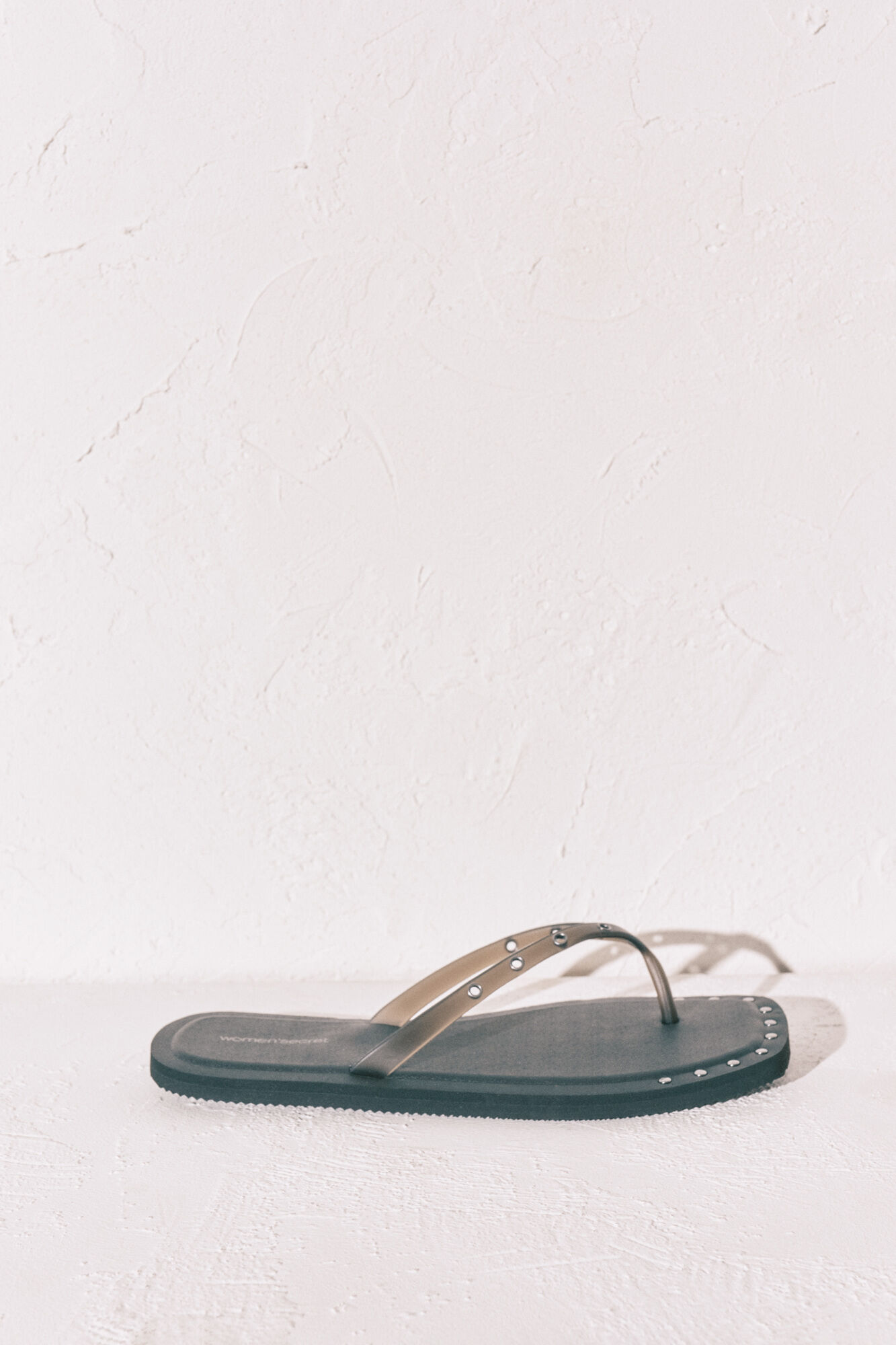 Women'secret Chanclas de punta cuadrada negras con tachuelas negro