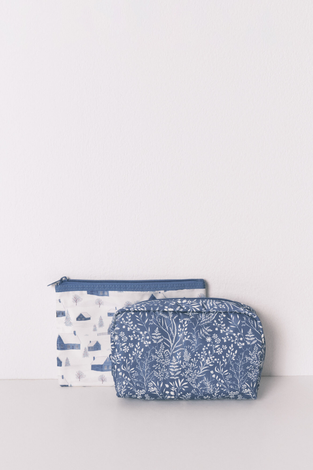 Women'secret Pack de 3 neceseres con estampados surtidos en azul y blanco estampado