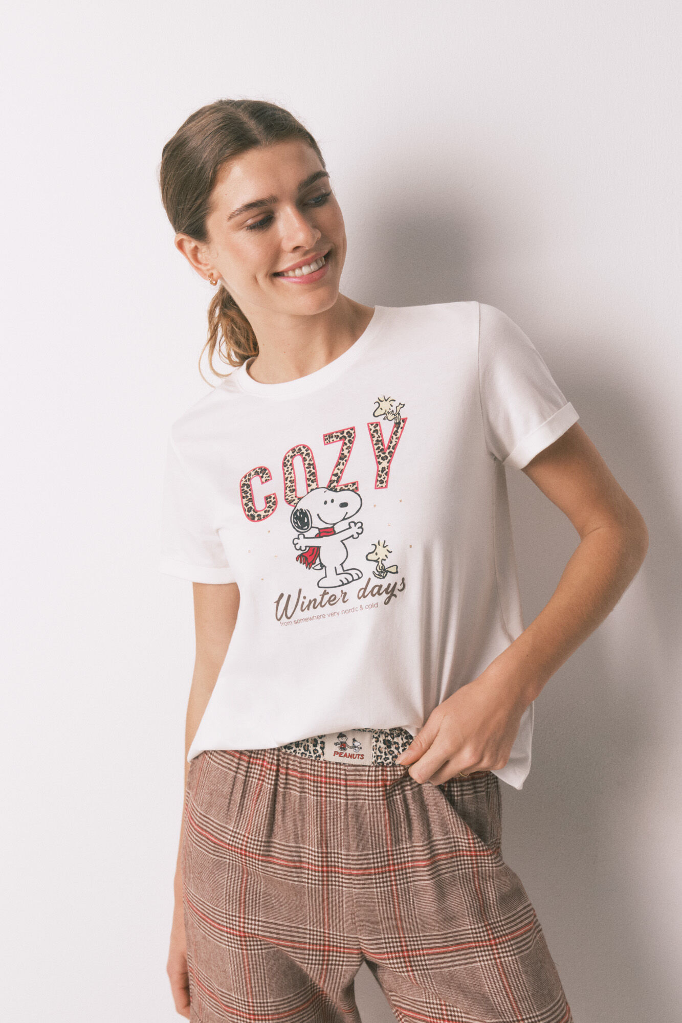 Women'secret Pijama larga 100% algod&oacute;n con estampado de cuadros de Snoopy marfil