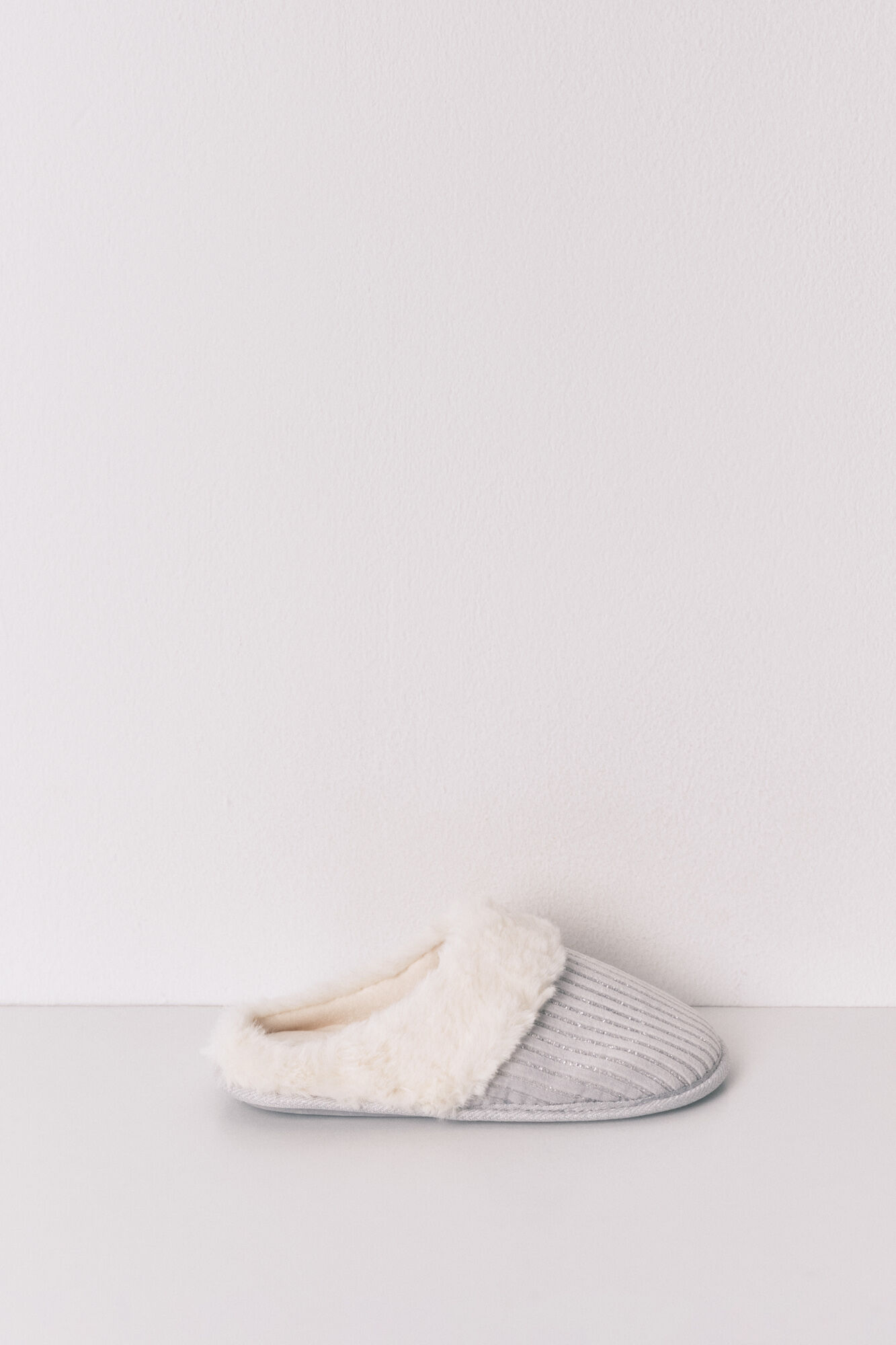 Women'secret Pantuflas para casa de pelo de l&uacute;rex gris gris