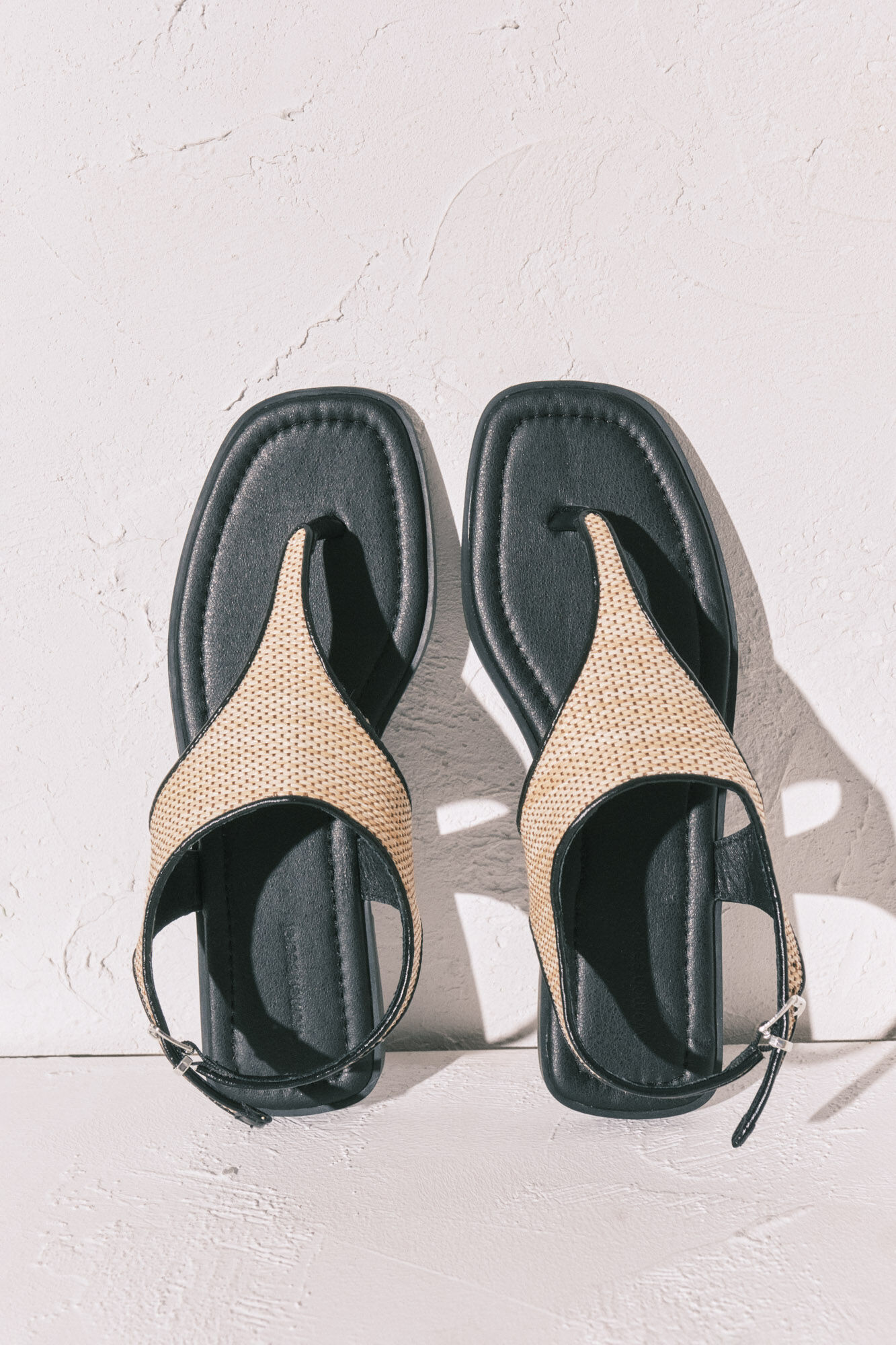 Women'secret Sandalias planas de dedo de rafia negro