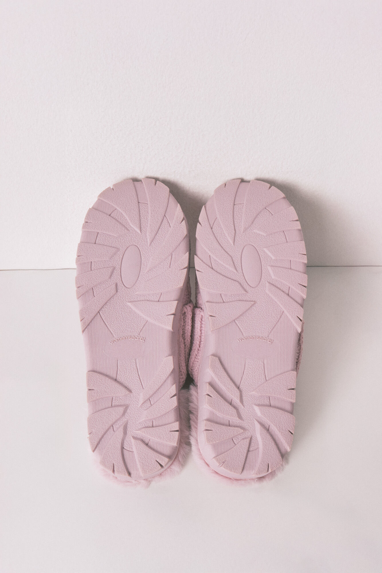 Women'secret Pantuflas para casa c&oacute;modas de pelo trenzado rosa