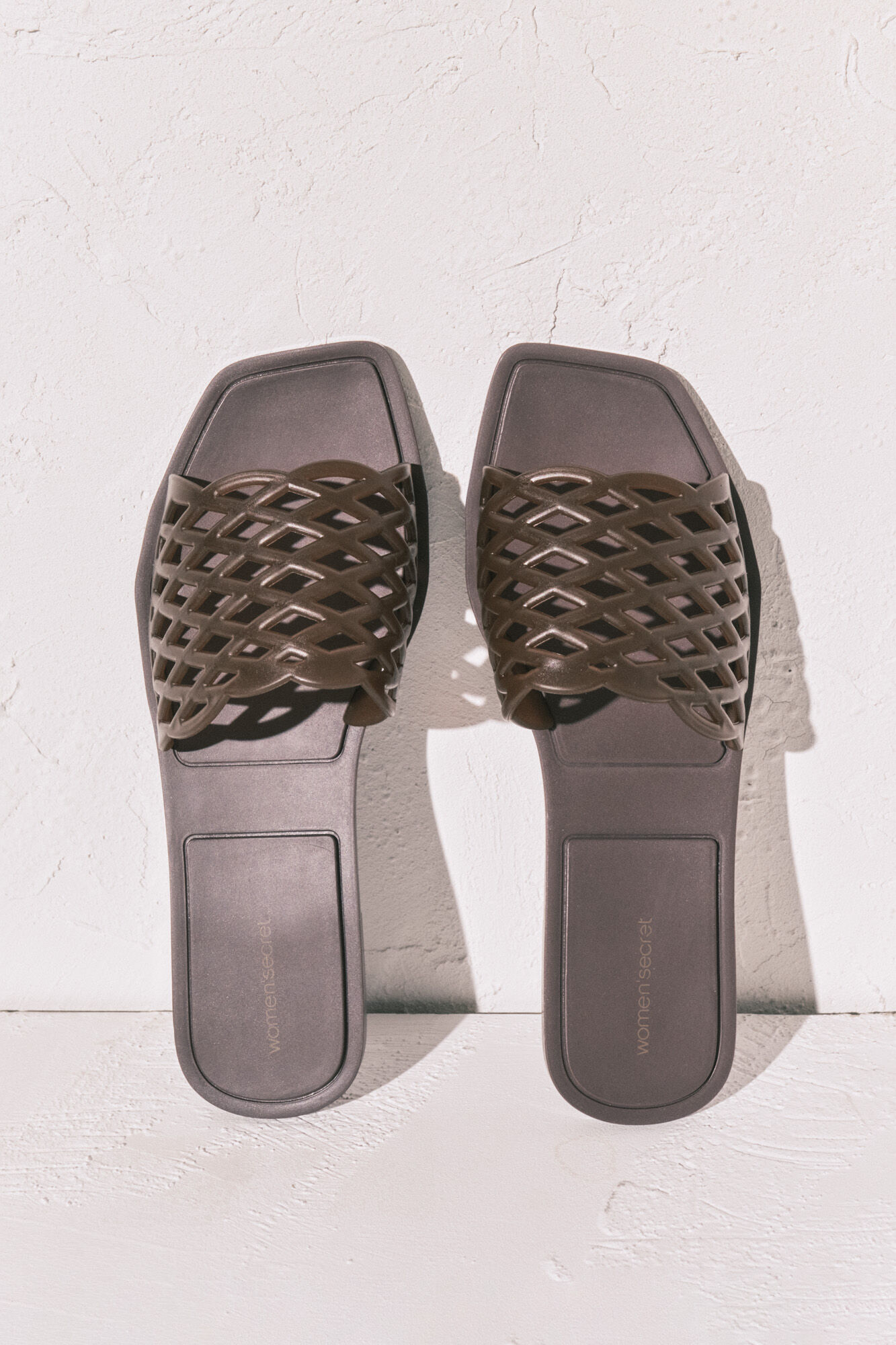 Women'secret Sandalias planas jelly caf&eacute; caf&eacute;