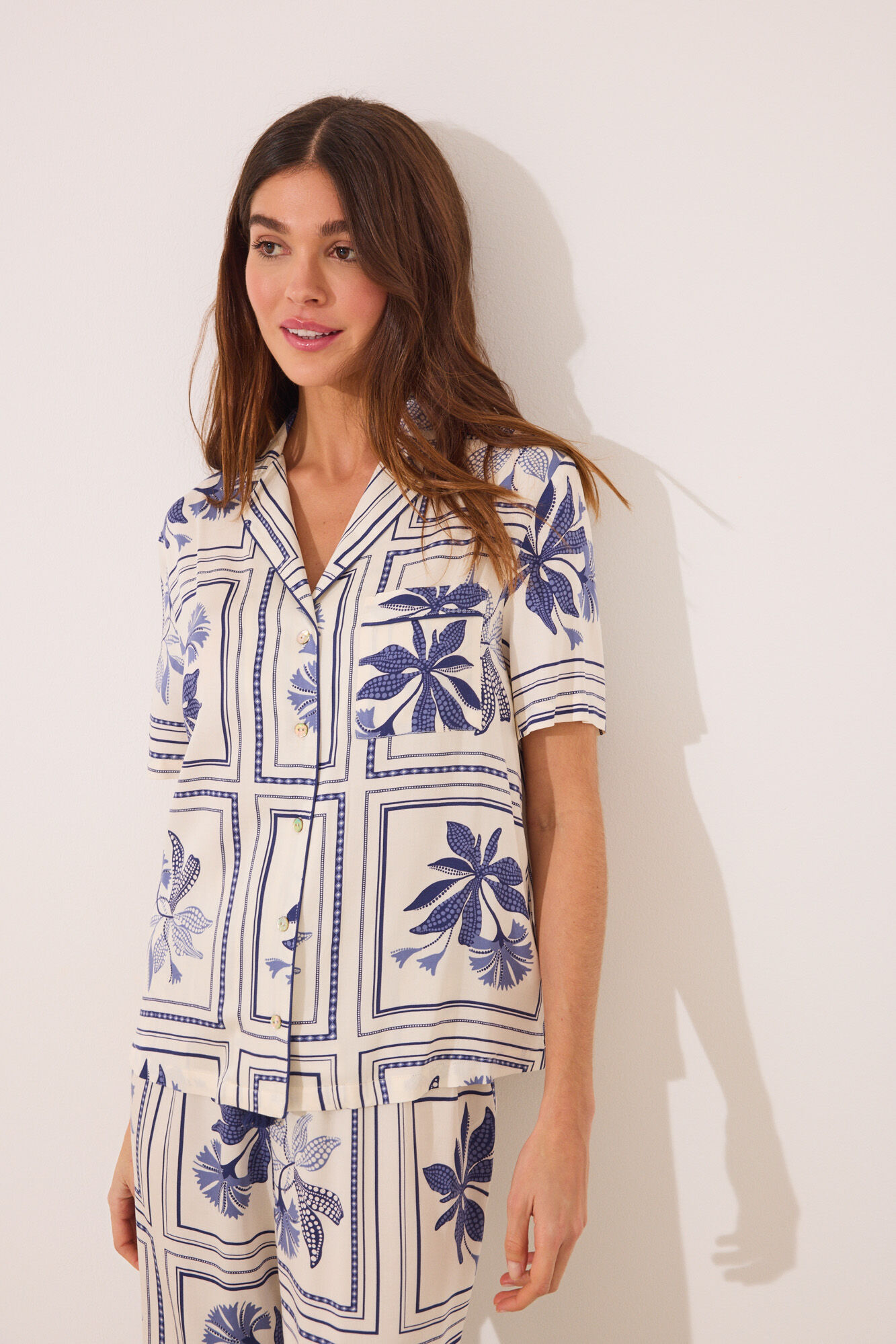 Women'secret Pijama camisera de sat&eacute;n con estampado de flores azul