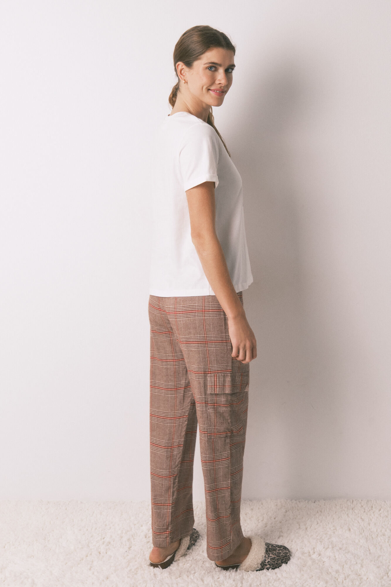 Women'secret Pijama larga 100% algod&oacute;n con estampado de cuadros de Snoopy marfil