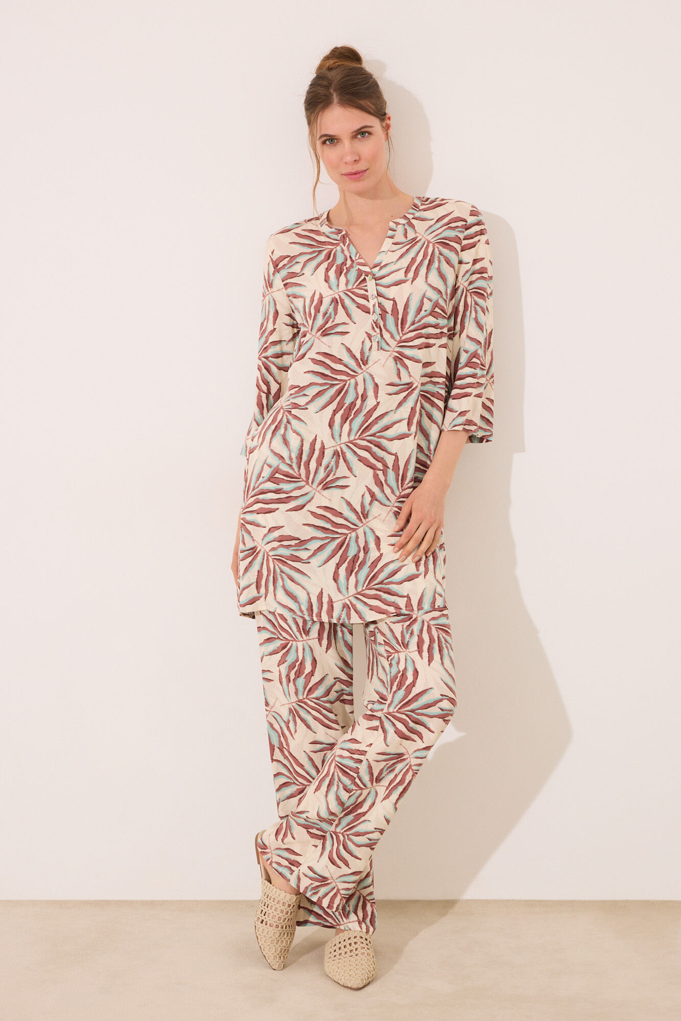 Women'secret Playera de dormir short con estampado de hojas marfil