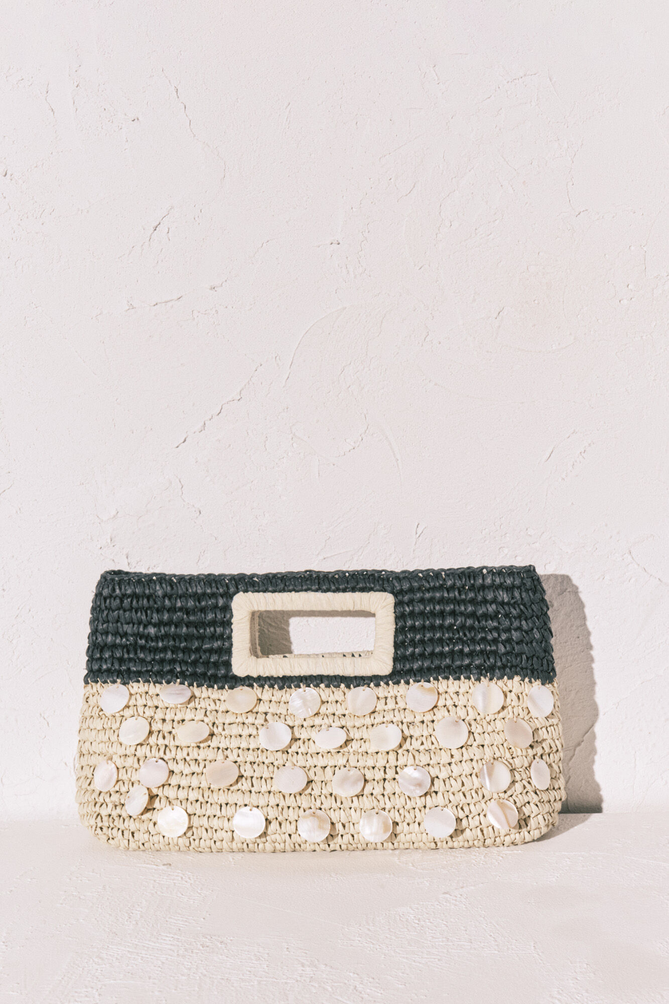 Women'secret Bolsa mediana de rafia natural y negro caf&eacute;