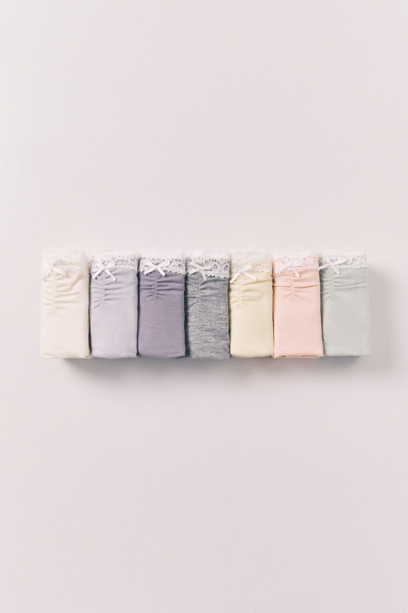 Women'secret Pack 7 panties cl&aacute;sicas de algod&oacute;n lisas con encaje blanco