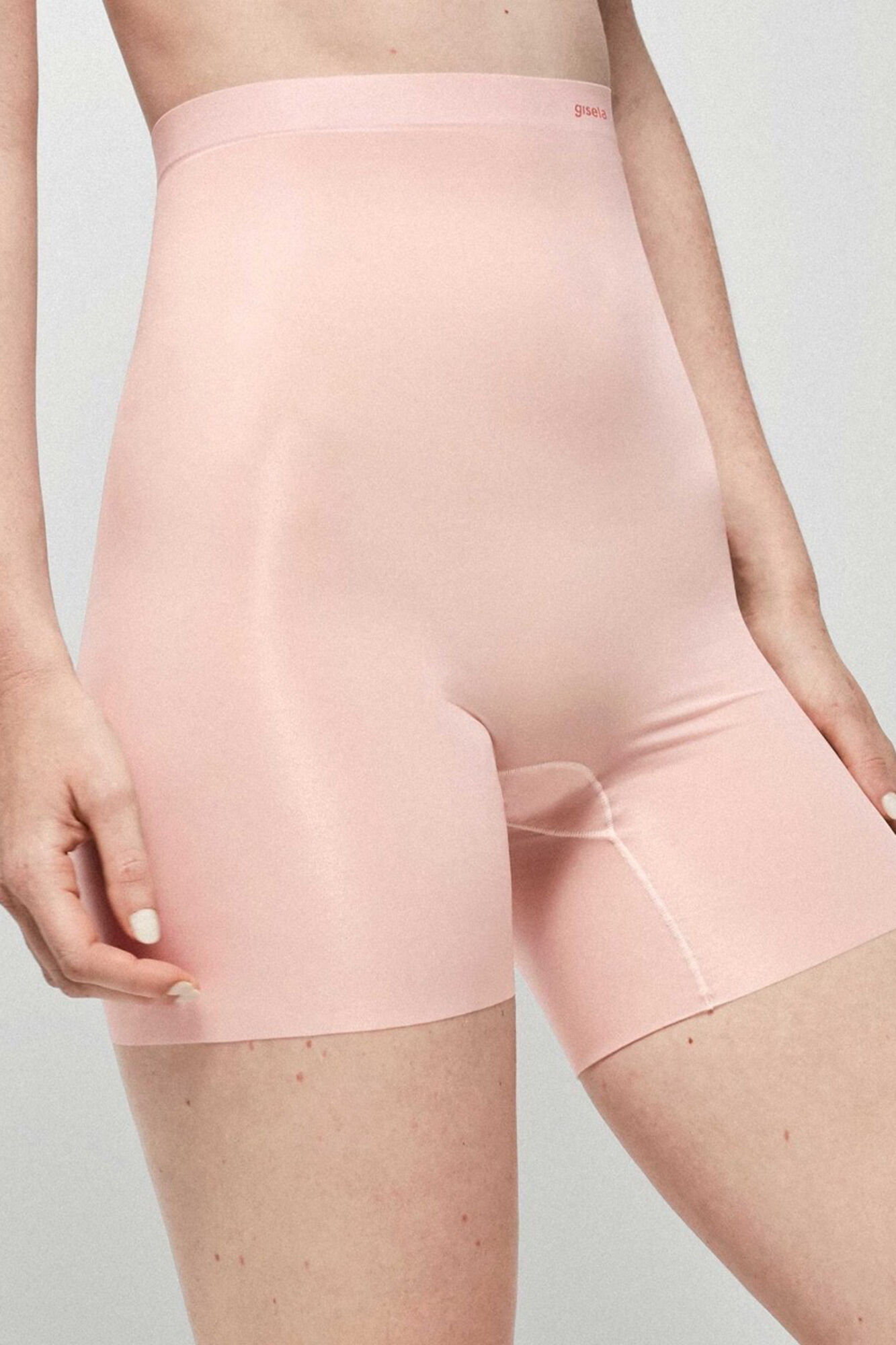 Gisela Pantal&oacute;n con acabado invisible rosa