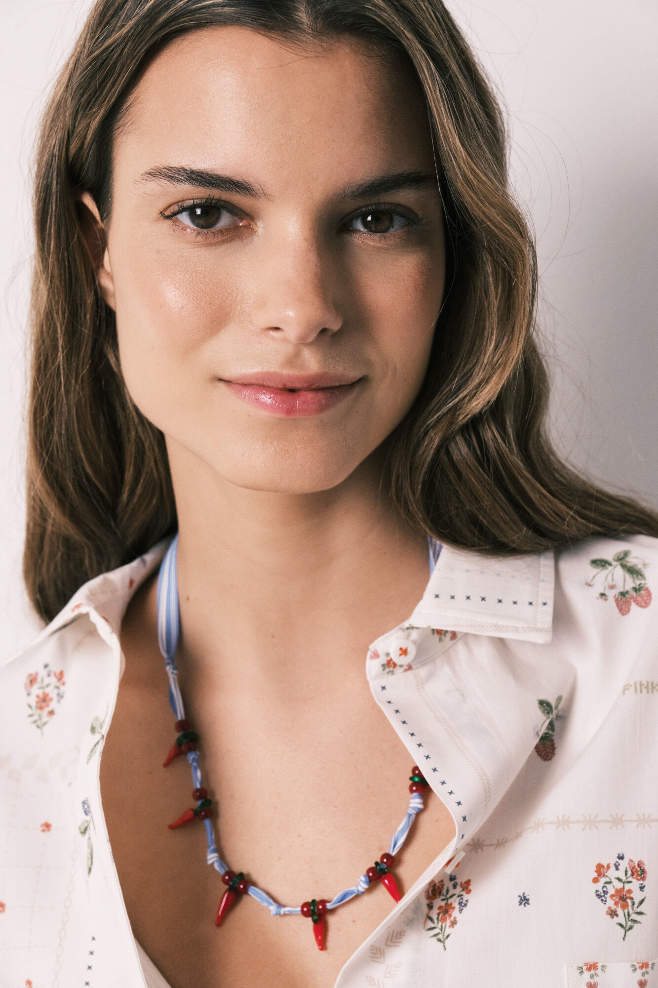 Women'secret Collar de tela con cuentas chili azul