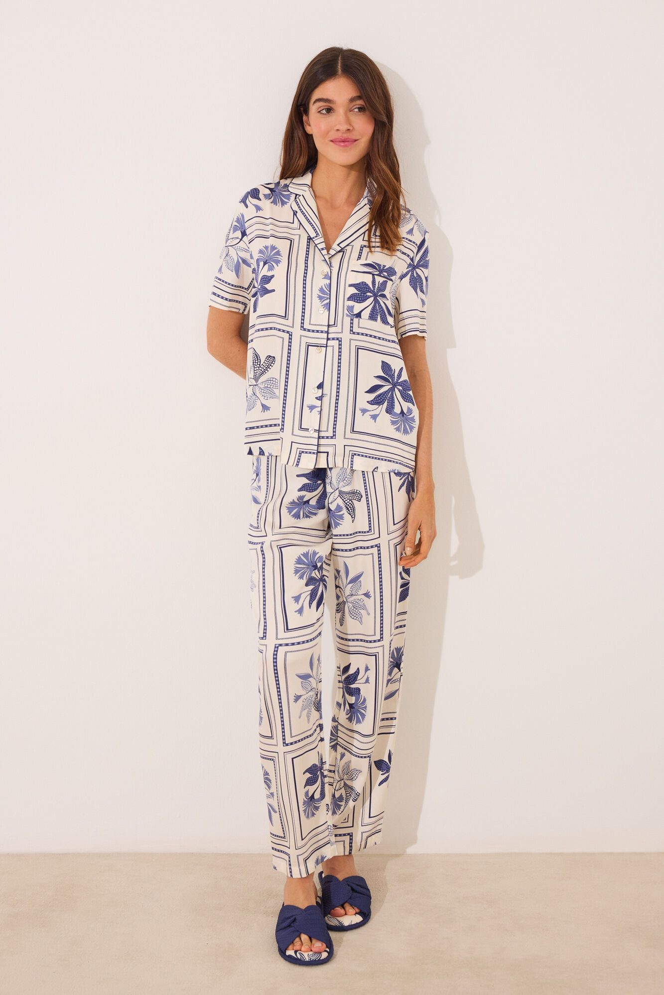 Women'secret Pijama camisera de sat&eacute;n con estampado de flores azul