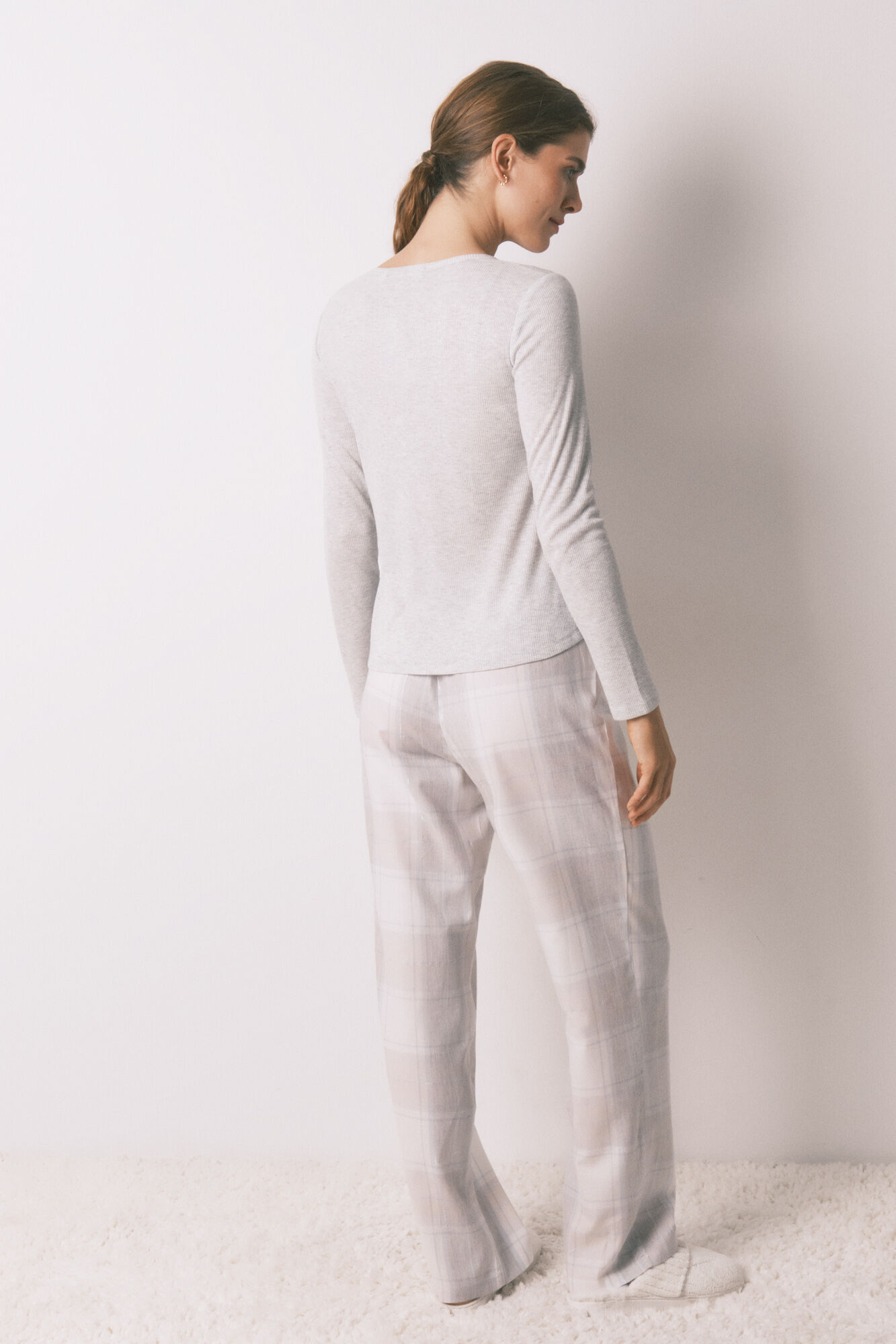 Women'secret Pijama larga cuadros con efecto brillante gris gris