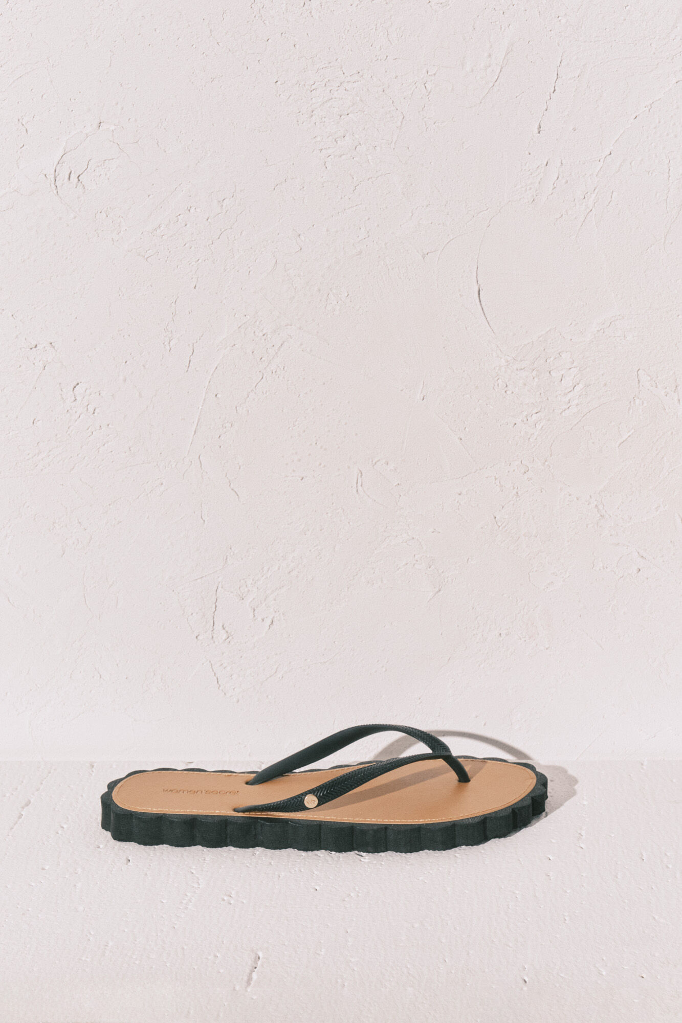 Women'secret Chanclas de dedo efecto ondas negras negro