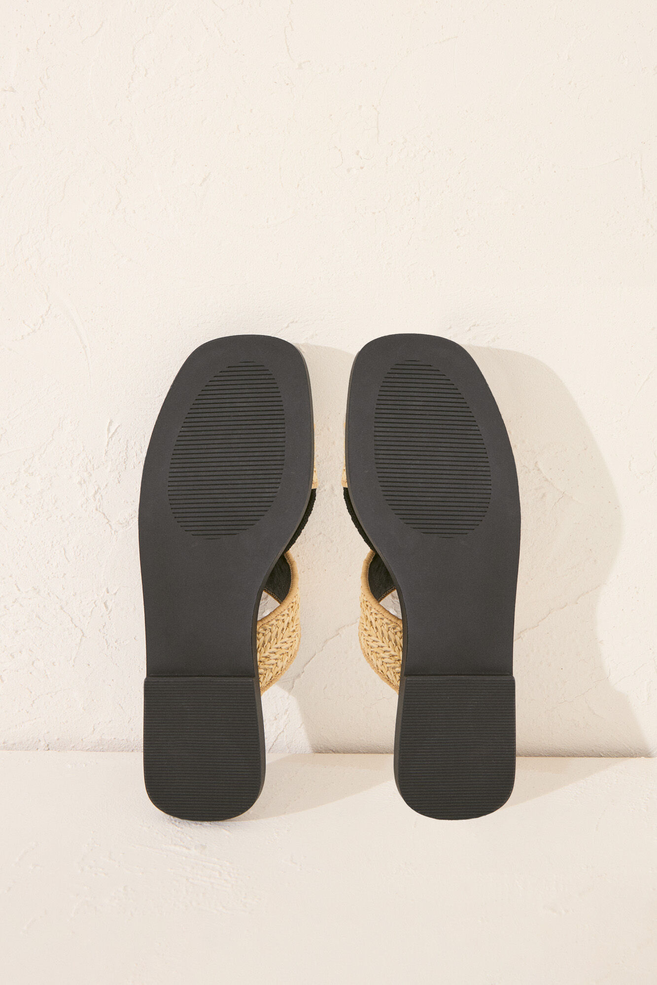 Women'secret Chanclas de rafia negra con tirantes cruzadas negro