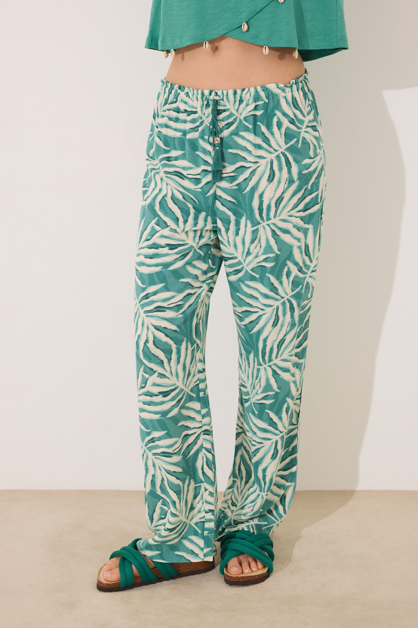 Women'secret Pantal&oacute;n de viscosa con estampado de hojas verdes estampado