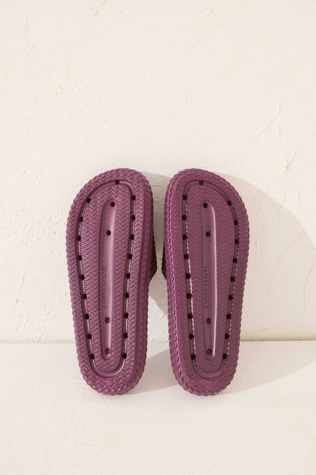 Women'secret Sandalia de EVA con suela plana en color rosa p&uacute;rpura