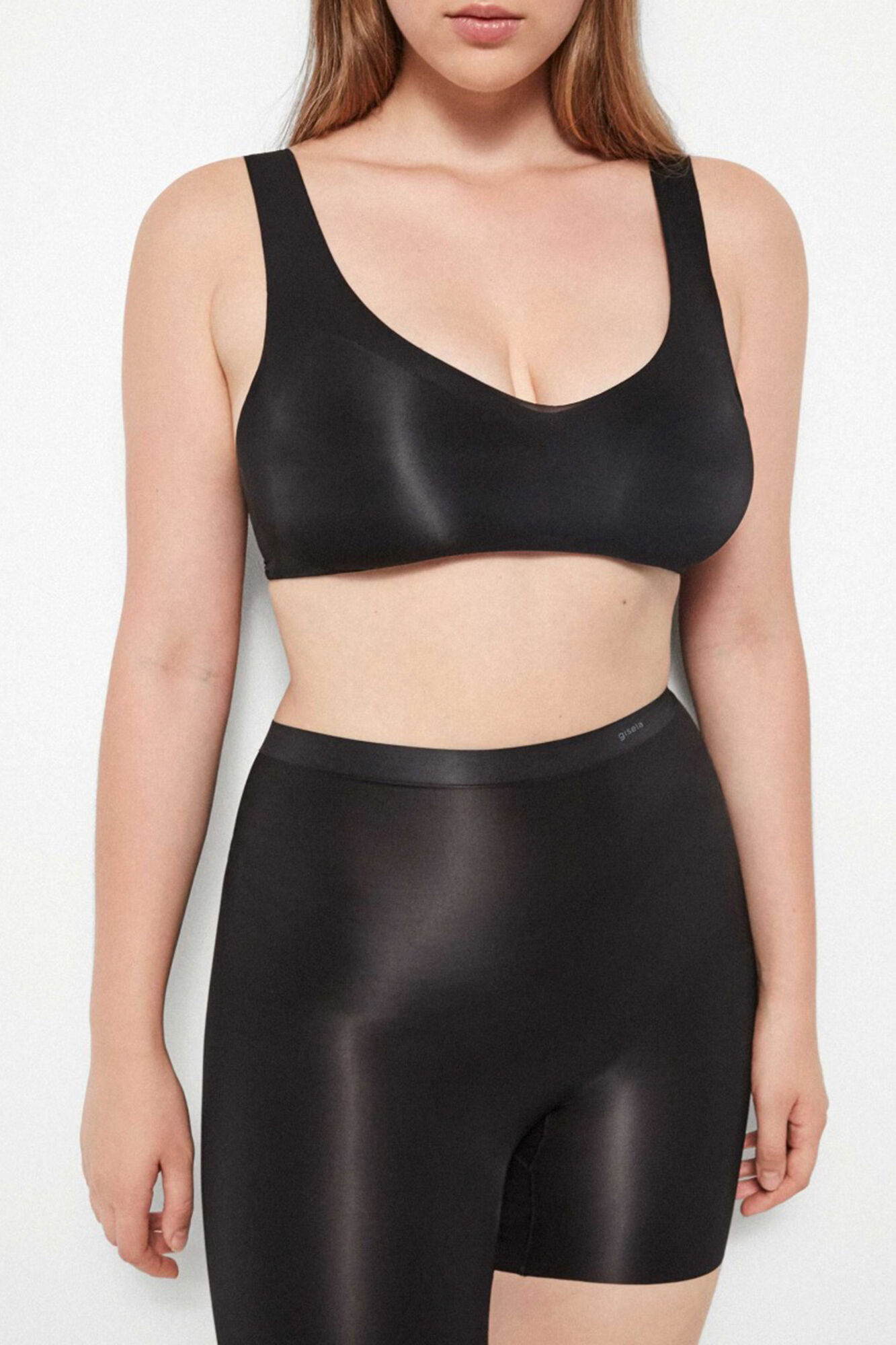 Gisela Pantal&oacute;n con acabado invisible negro