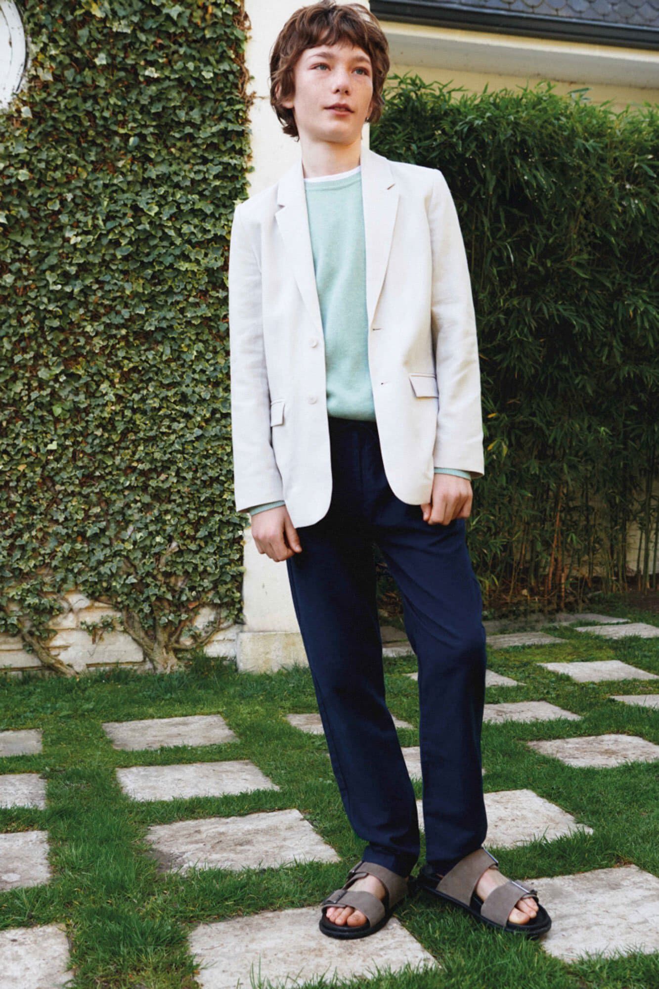 Conjunto de pantal&oacute;n, blazer, camisa y camiseta