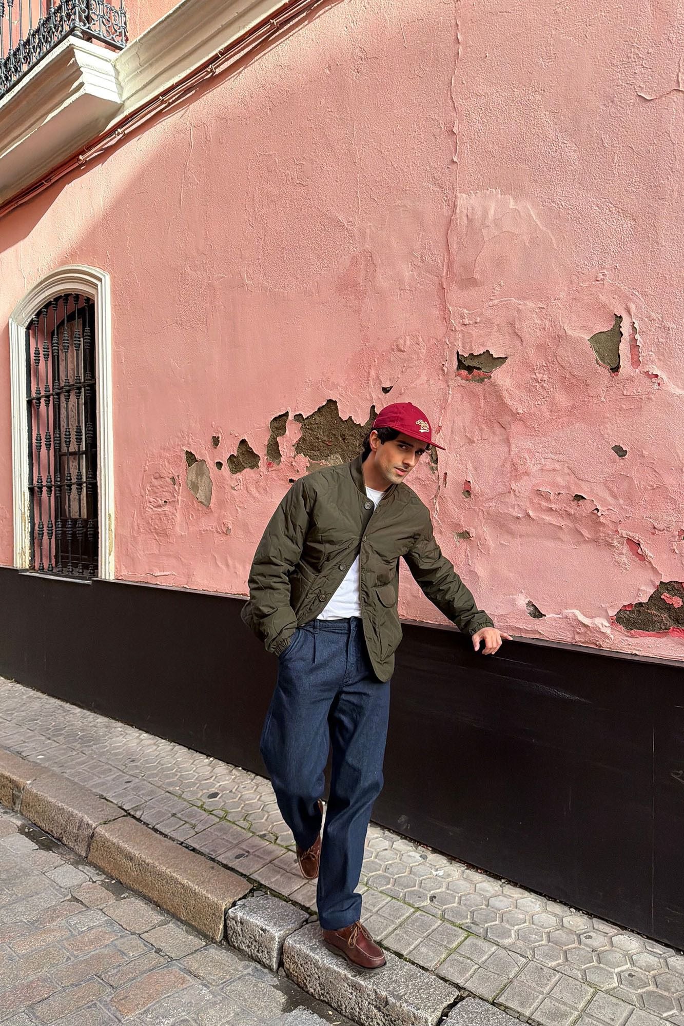 Conjunto de pantal&oacute;n, chaqueta y gorra
