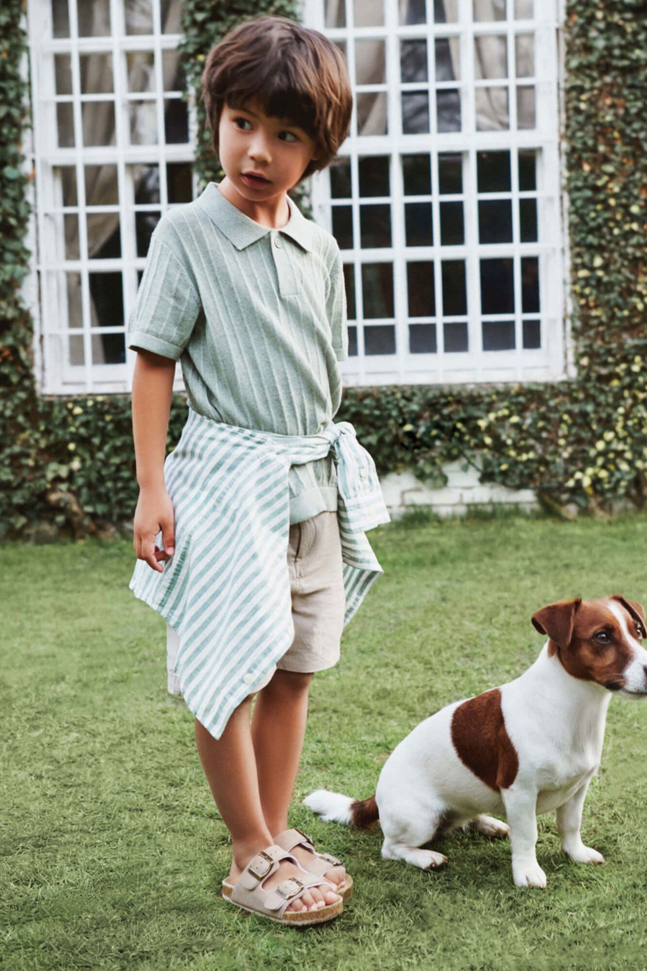 Conjunto de polo, bermuda y zuecos