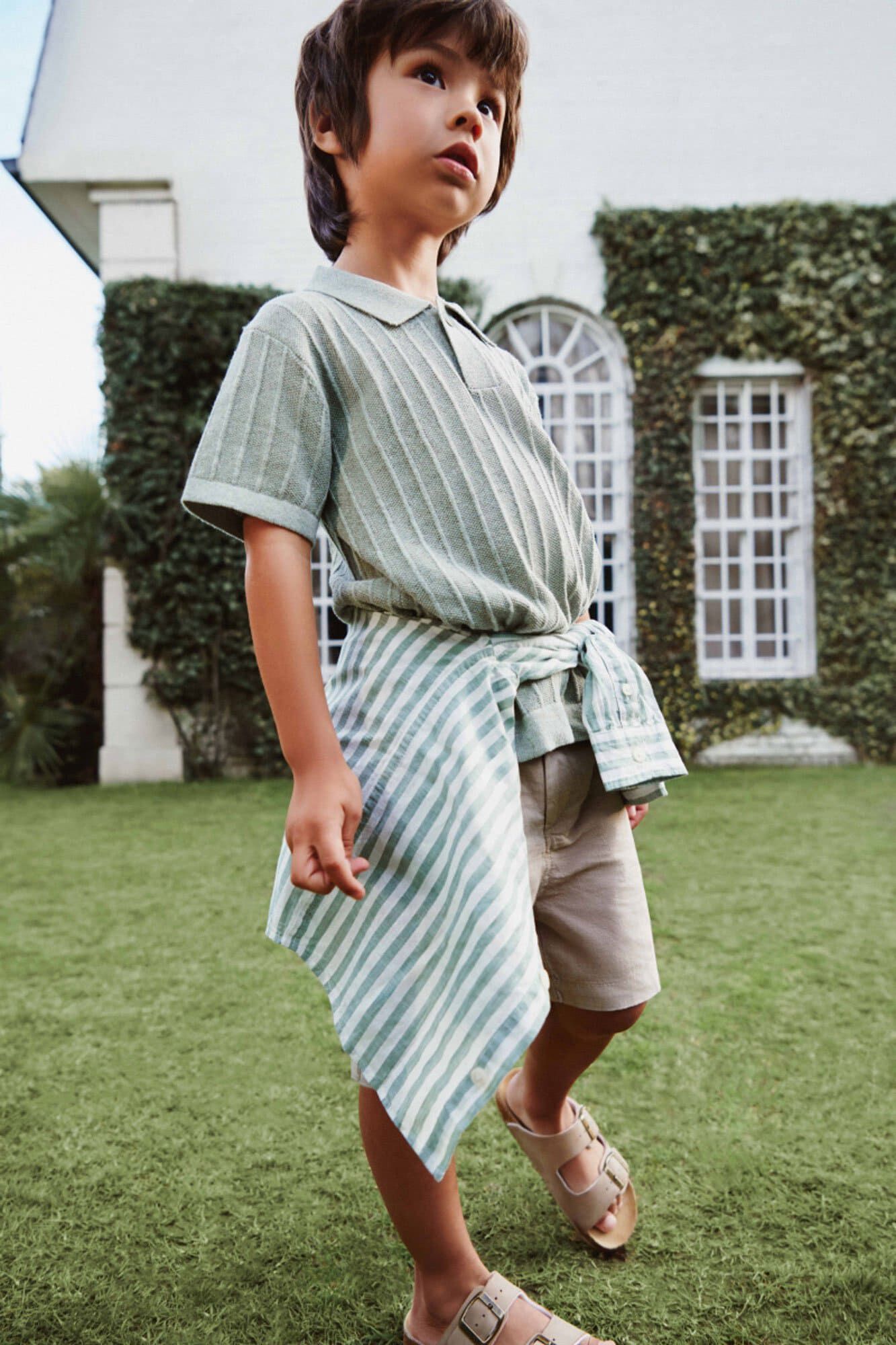 Conjunto de polo, bermuda y zuecos