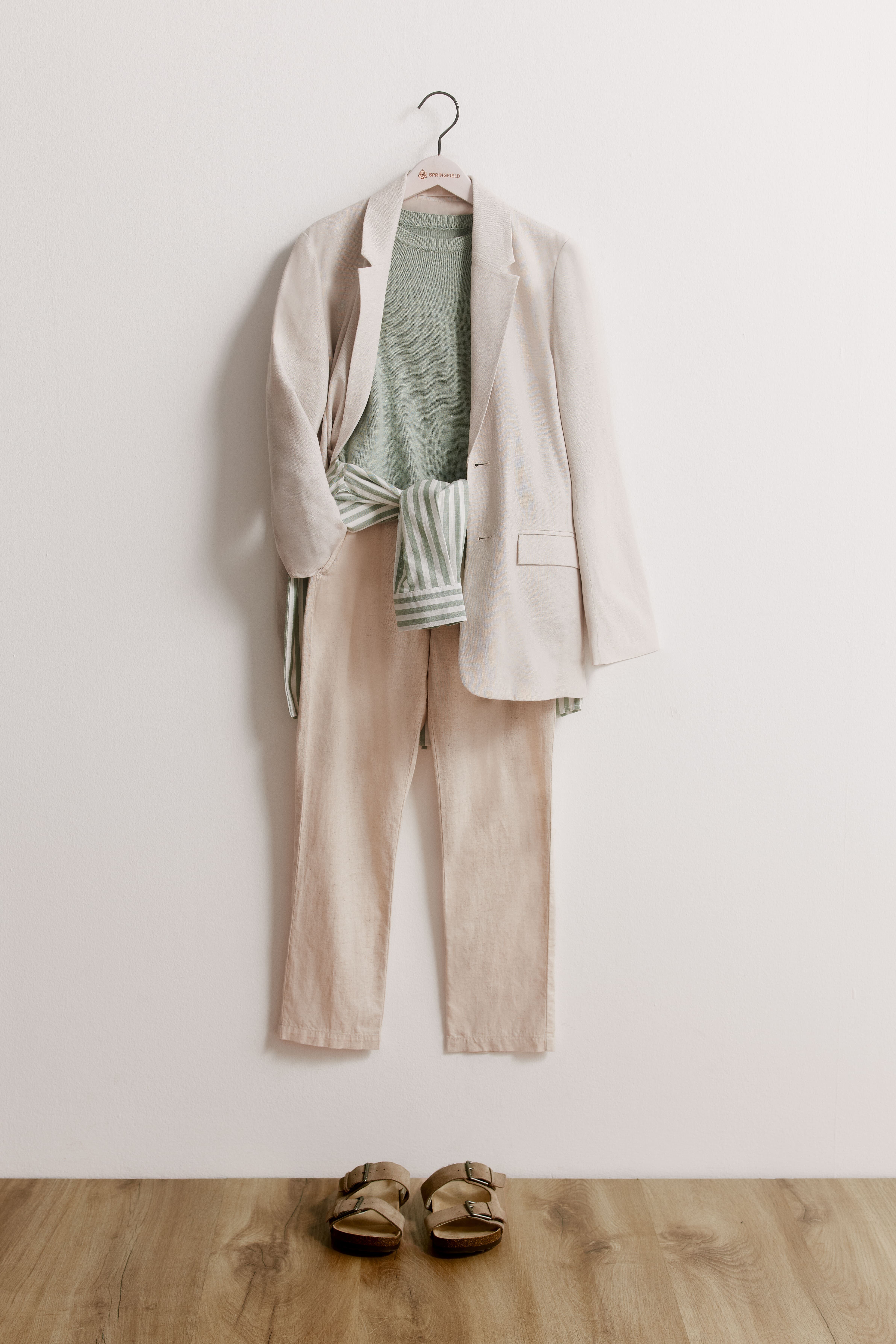 Conjunto de pantal&oacute;n, blazer, camisa y camiseta