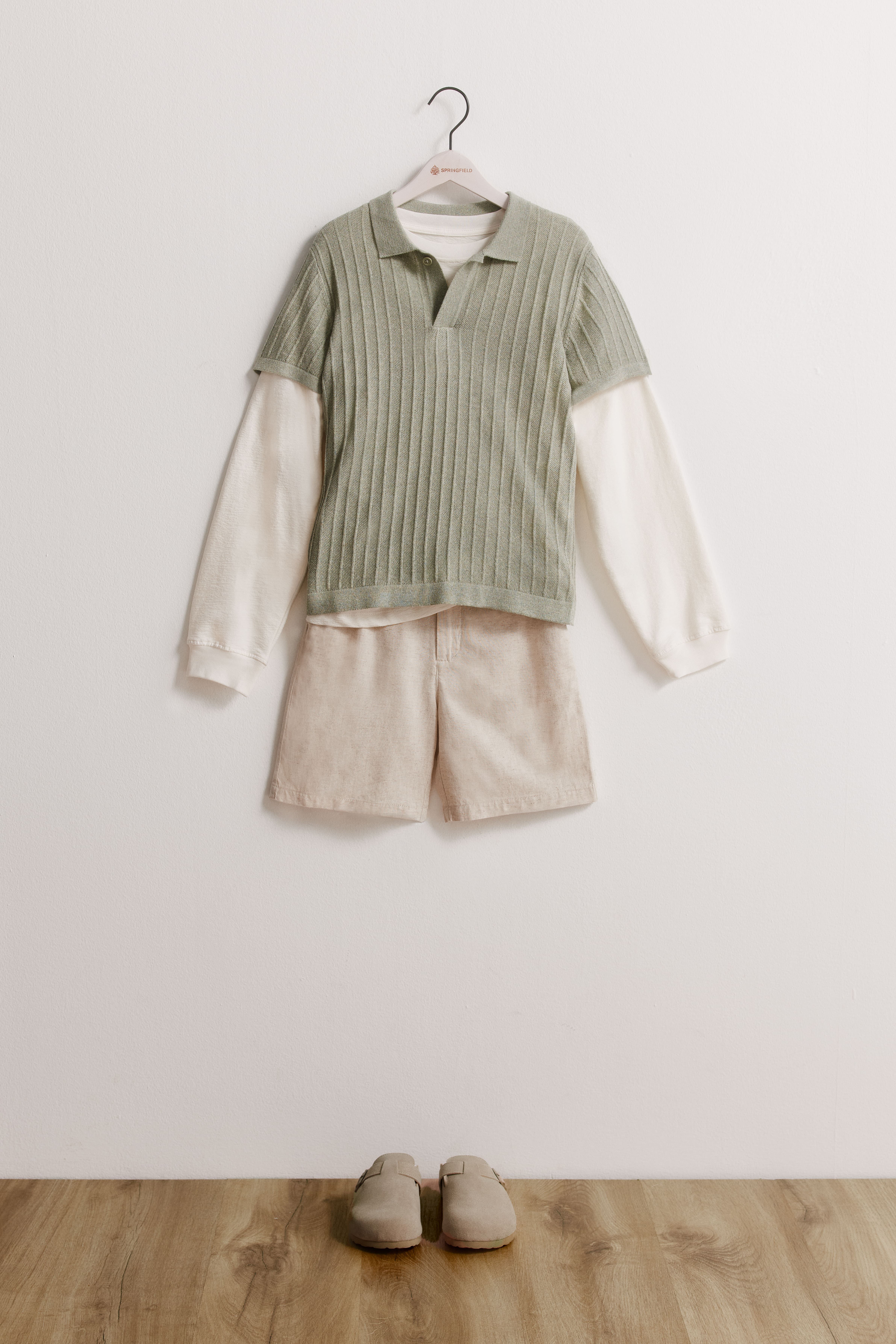 Conjunto de polo, bermuda y zuecos