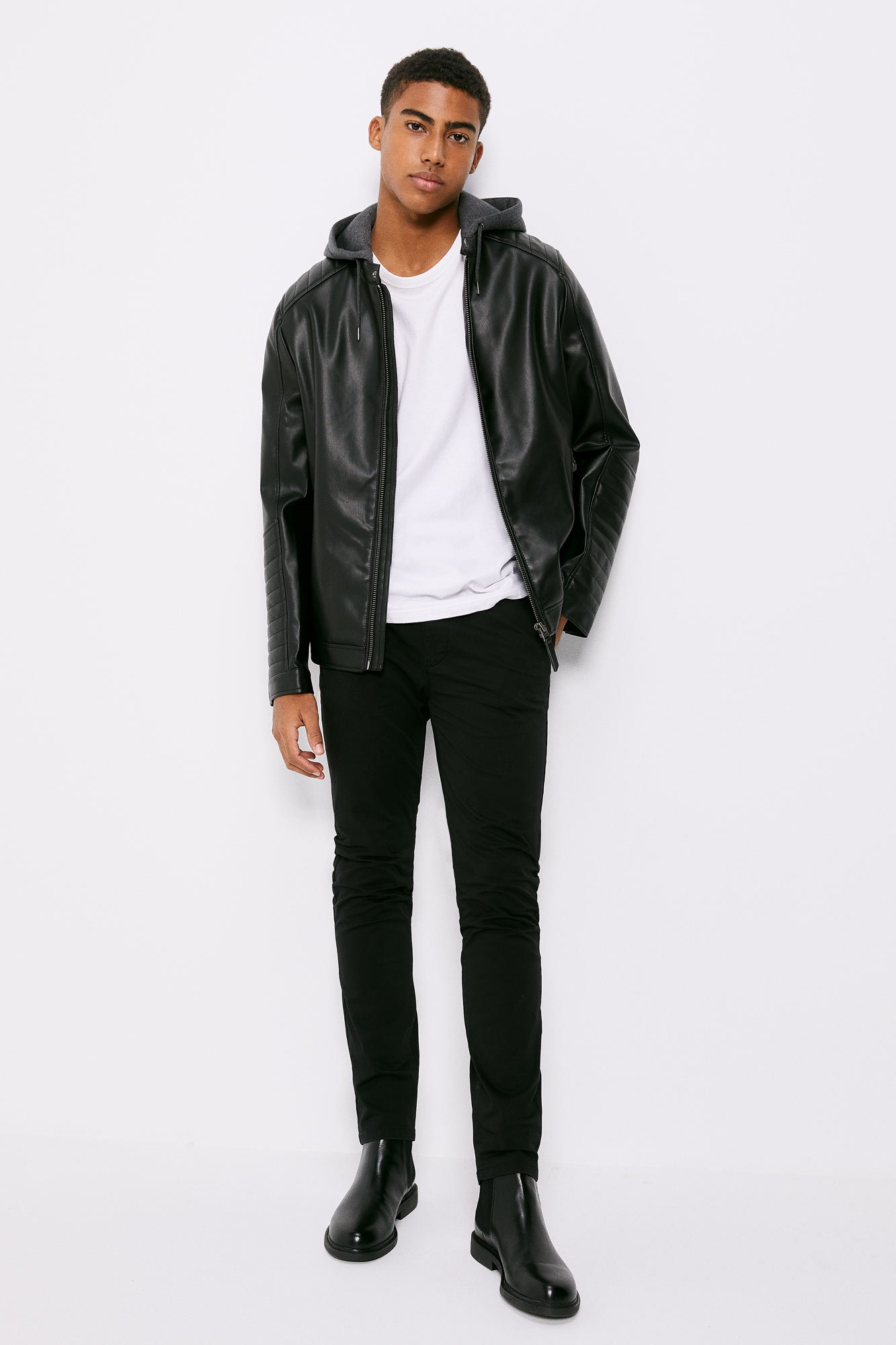 Cazadora motera efecto piel capucha