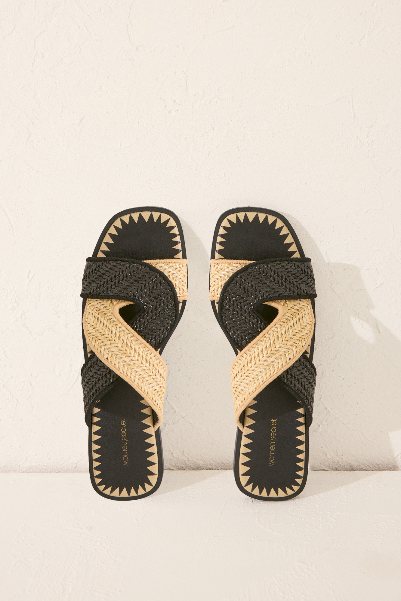 Chanclas de rafia negra con tirantes cruzadas