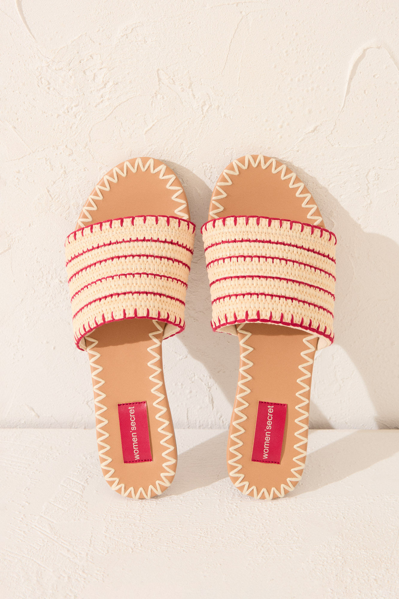 Chanclas planas con parte superior de rafia